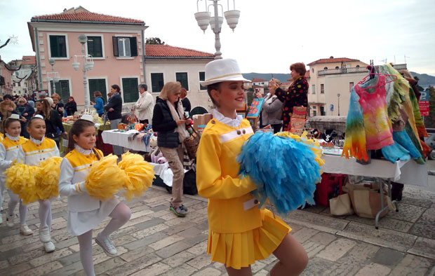 Новљани на традиционалној фешти нудили сок, џем и слана и слатка јела